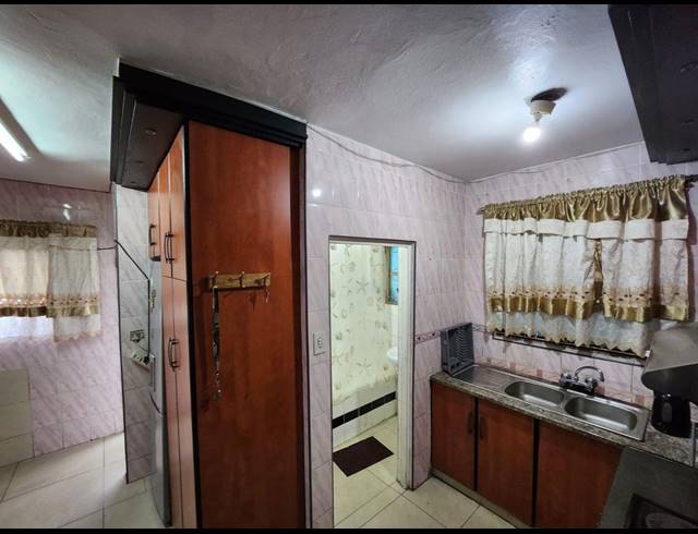 5 BEDROOM HOUSE FOR SALE IN MONTFORD